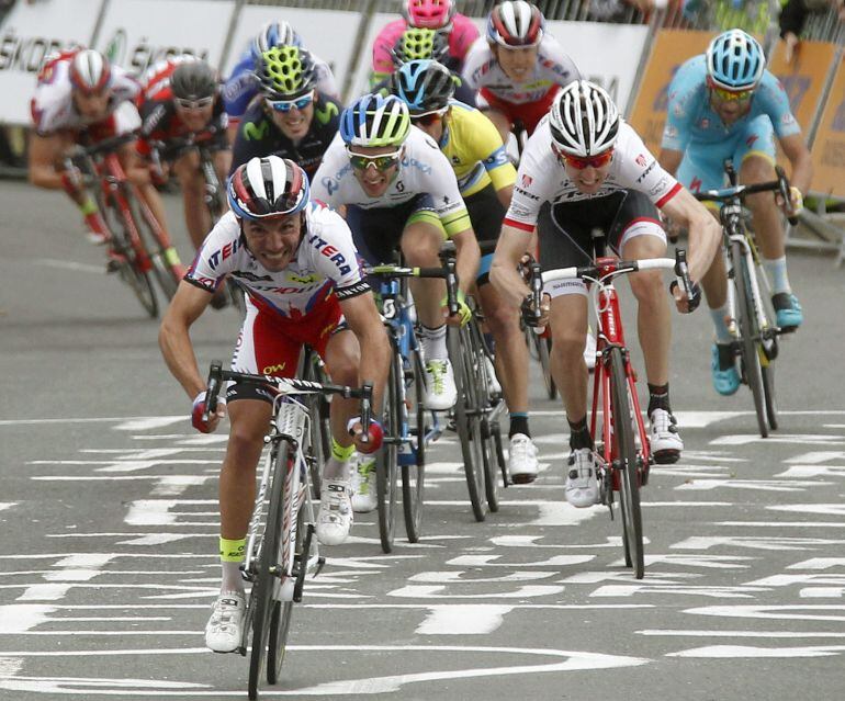 GRA238. EIBAR (GIPUZKOA), 09/04/2015.- El ciclista catalán Joaquim &#039;Purito&#039; Rodríguez (Katusha) (i) se impone vencedor de la cuarta etapa de la 55 edición de la Vuelta al País Vasco disputada entre Zumarraga y el Alto de Arrate. EFE/Javier Etxezarreta.