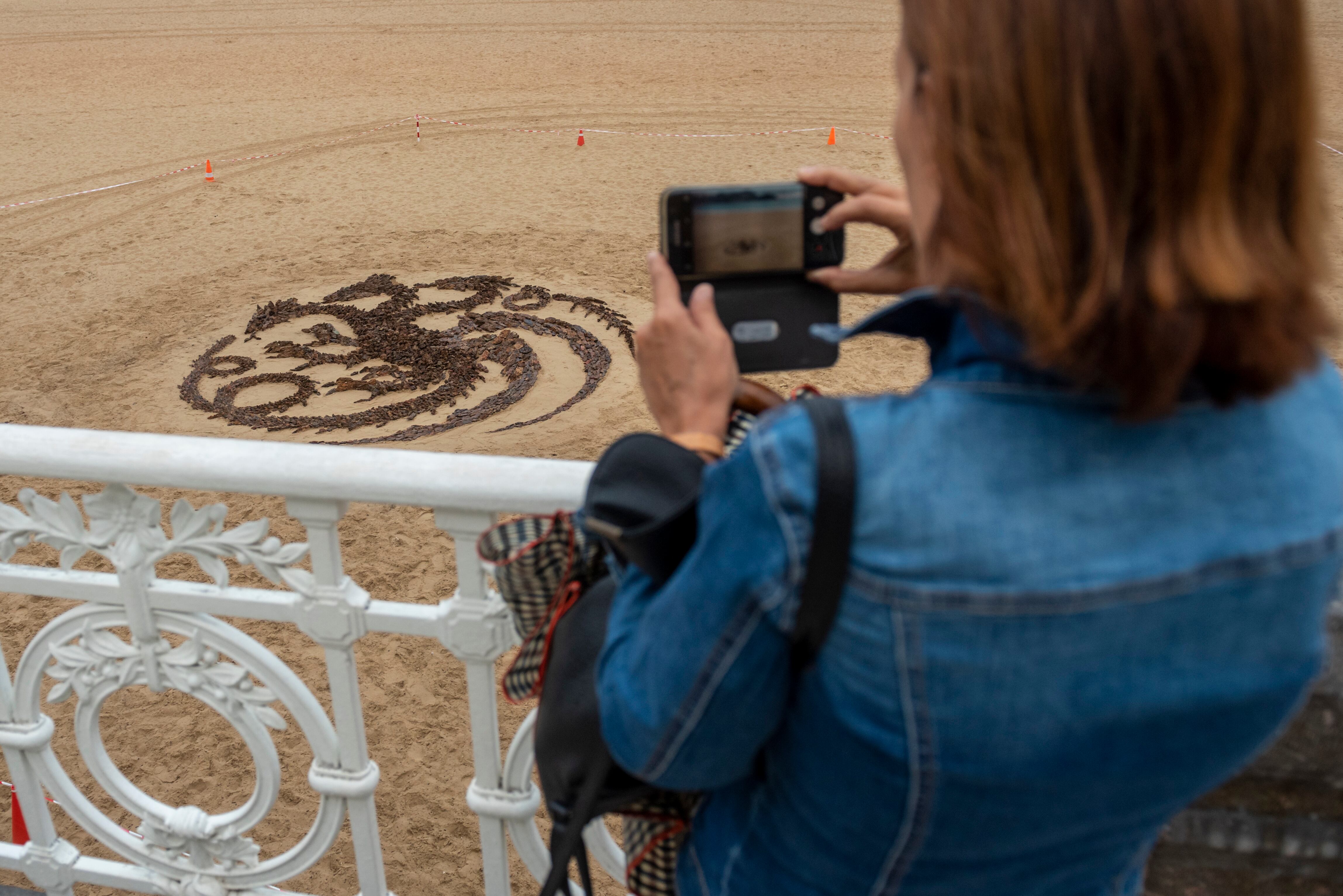 La playa de La Concha luce el escudo de los Targaryen