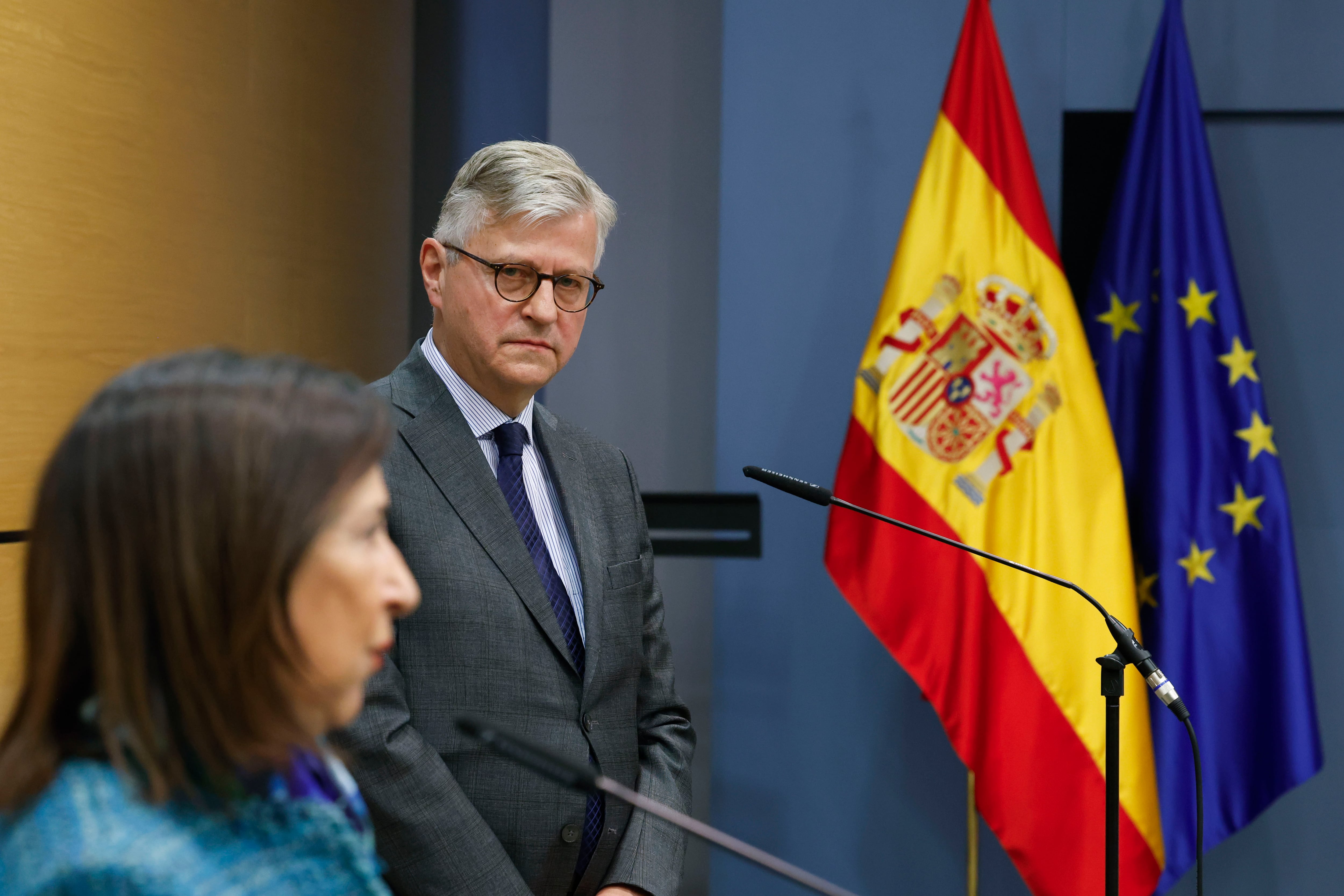 El secretario general adjunto de Operaciones de Paz de Naciones Unidas, Jean-Pierre Lacroix, con la ministra de Defensa, Margarita Robles