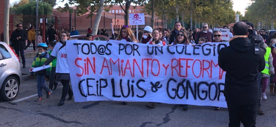 El gobierno municipal también ha apoyado las protestas de la comunidad educativa y pide a Educación que concrete los plazos para quitar el amianto