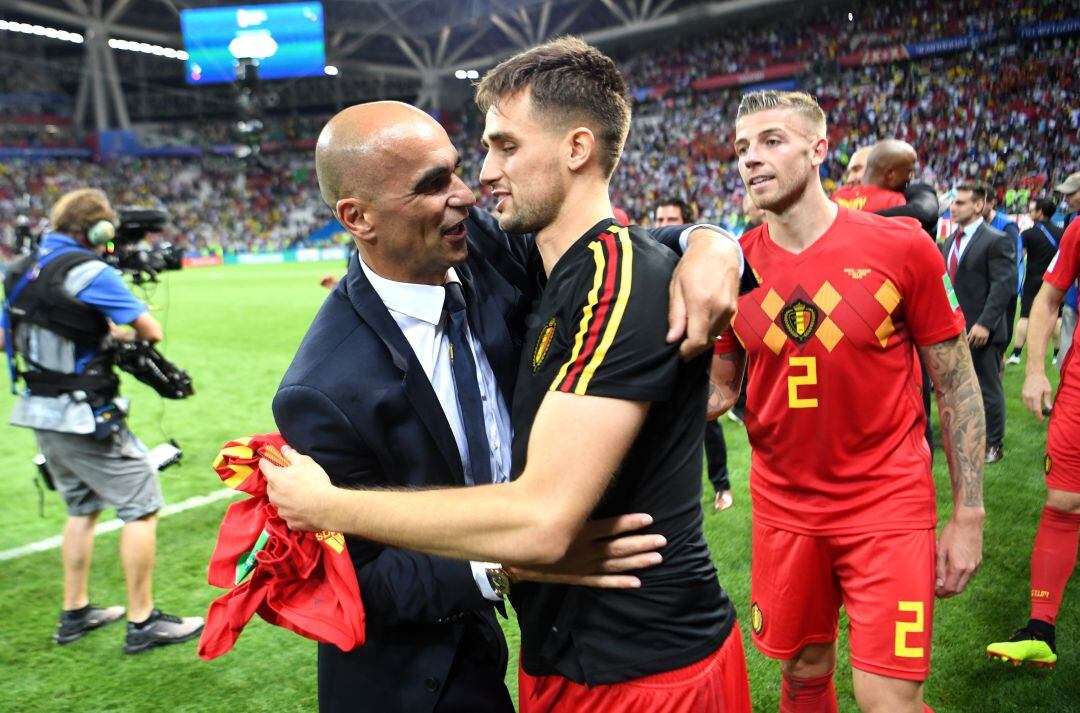 Januzaj se abraza con su seleccionador al terminar un partido con Bélgica