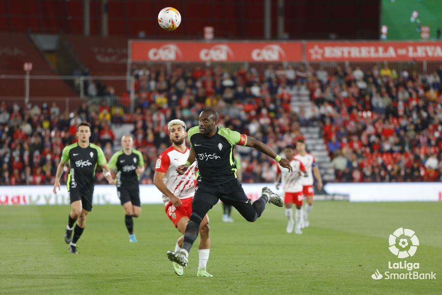 Babin, que se lesionó en la primera mitad, despeja un balón.