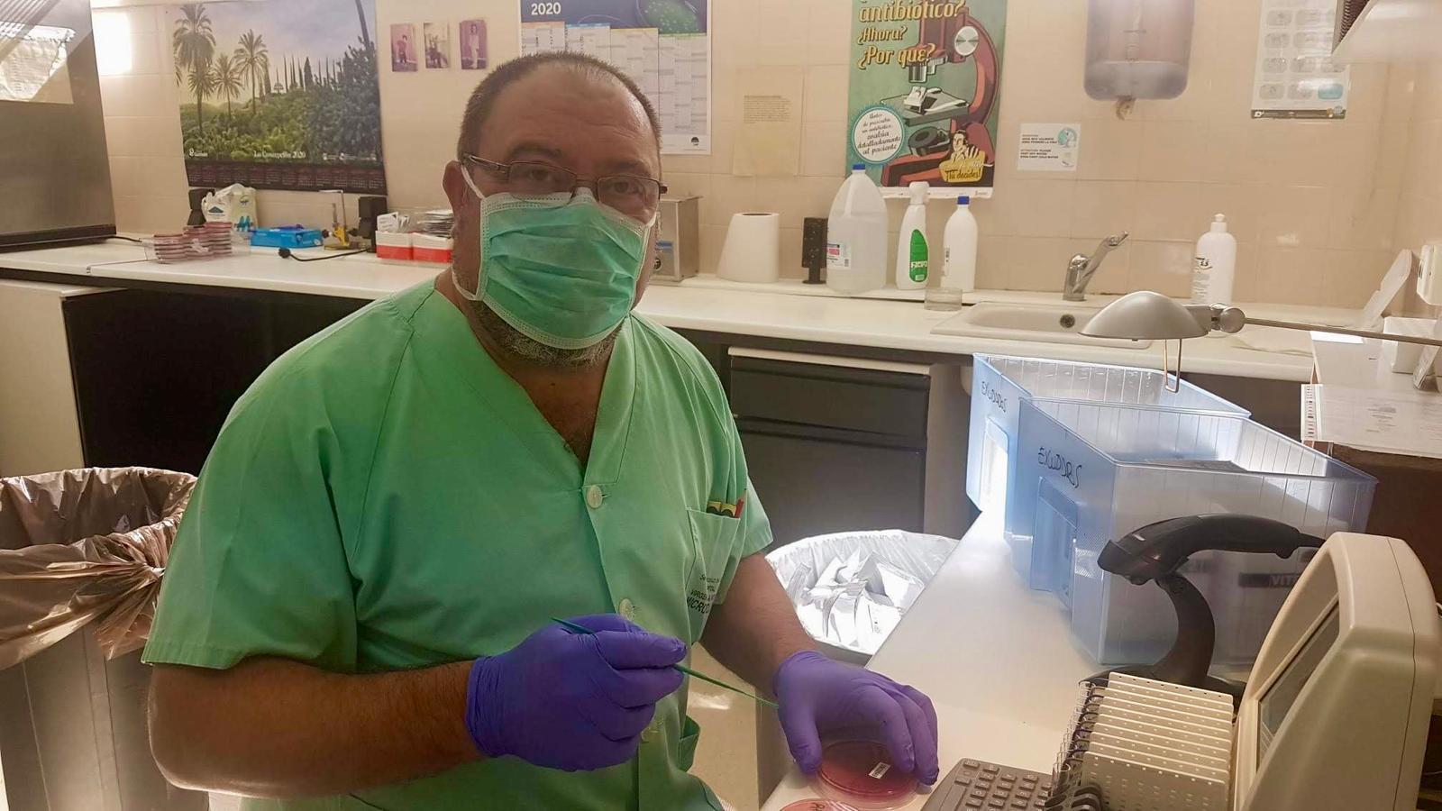 Manuel González en el servicio de microbiología del hospital