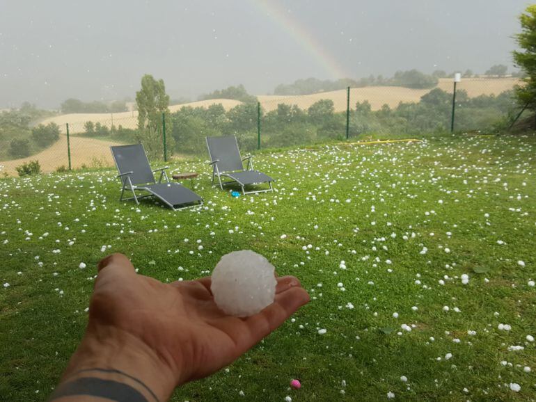 Espectacular bola de granizo recogida en las inmediaciones de Vitoria