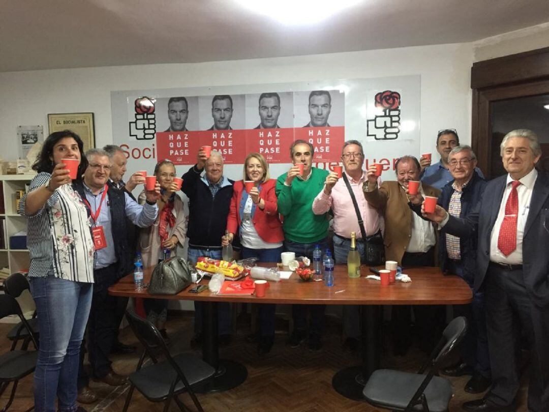 Los militantes socialistas brindan en la sede por estos resultados