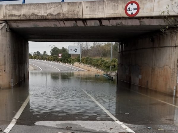 Paso inferior de la carretera inundado.