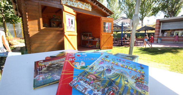 Bibliopiscina, un servicio de lectura en las piscinas públicas de Alcobendas