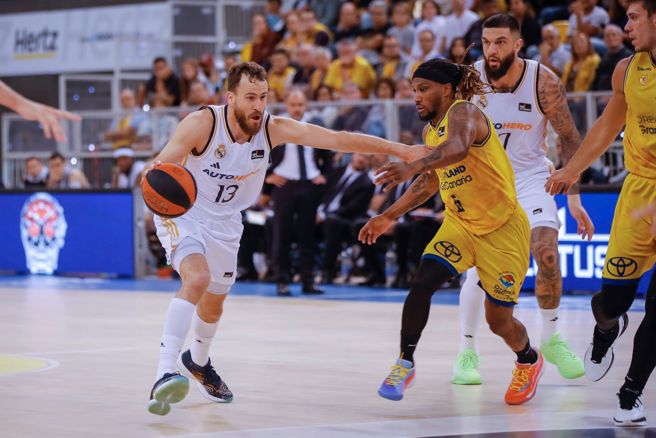 LAS PALMAS DE GRAN CANARIA, 17/05/2024.- El base del Real Madrid Sergio Rodríguez (i) intenta superar al base francés del Dreamland Gran Canaria Andrew Albicy en el segundo partido del playoff de cuartos de final de la Liga Endesa de baloncesto, este viernes en el Gran Canaria Arena. EFE/ Ivan Leon Santiago
