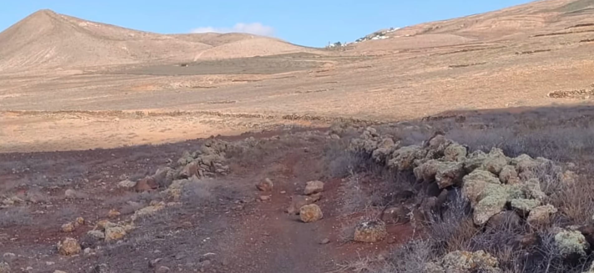 Denuncian el peligro de los obstáculos que colocan en los caminos de Lanzarote.