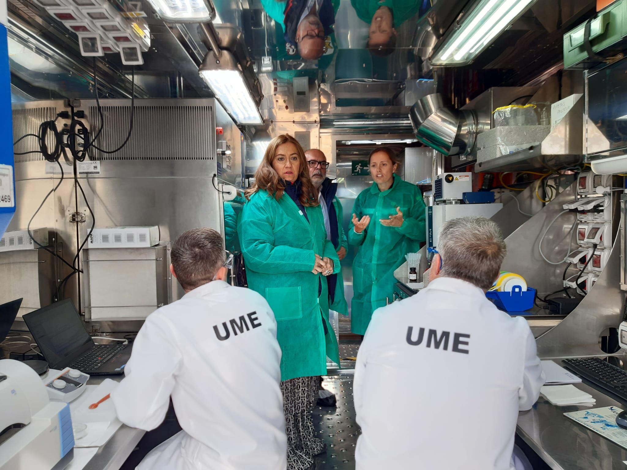 La delegada del Gobierno en Castilla y León, Virginia Barcones, junto a miembros de la UME en el CEDER de Lubia.