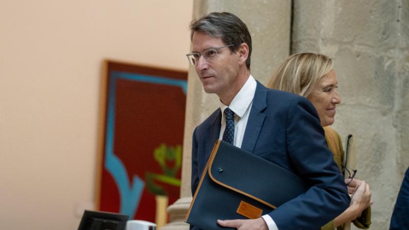 El presidente del Gobierno de La Rioja, Gonzalo Capellán, antes de su intervención en el Parlamento.