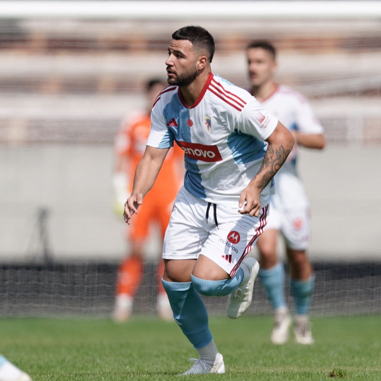 Carlos Cinta debutó con el Compos y se mostró activo en ataque, pero no tuvo acierto cara al gol