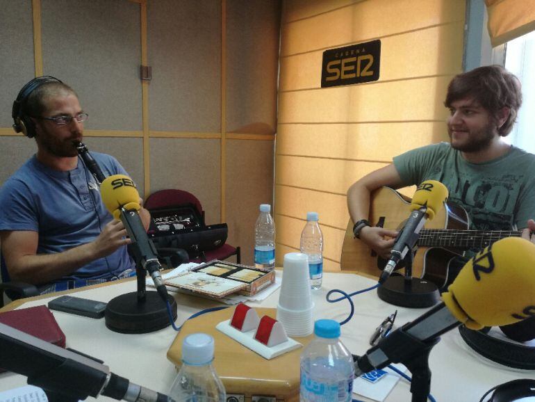 Pablo Inda tocando el clarinete en directo en la SER junto a Javier al guitarrista Javier Ruiz