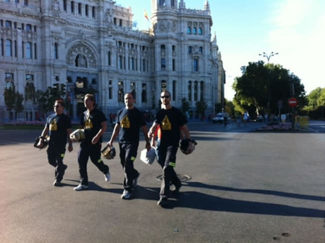 Miembros de la marea negra a su paso por Cibeles, de camino al inicio de la manifestación