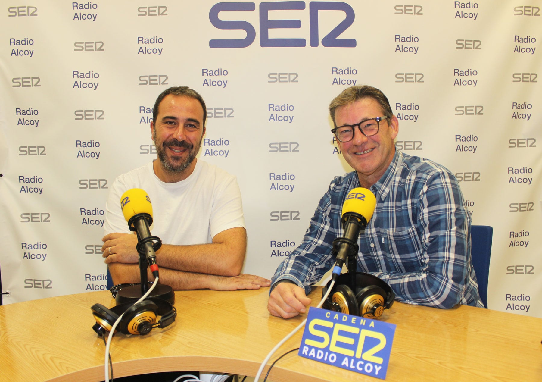 Victor Nácher y Óscar Francés, en el estudio central de Radio Alcoy