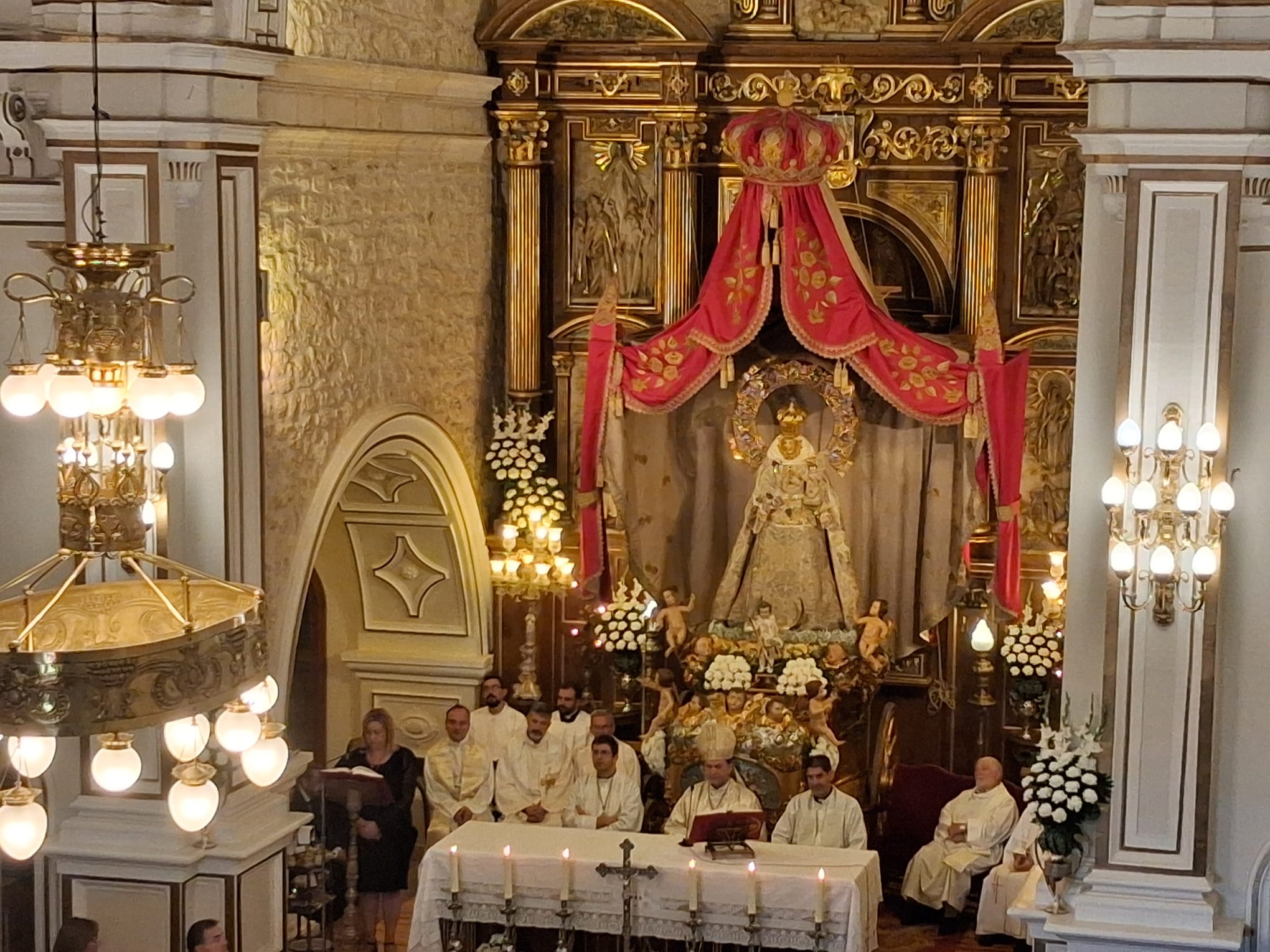 La Virgen de las Viñas con el dosel solemne y sobre su carroza