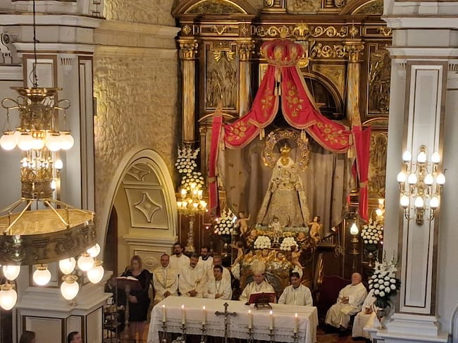 La Virgen de las Viñas con el dosel solemne y sobre su carroza