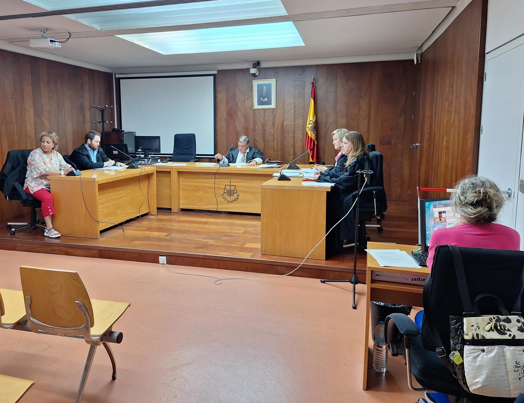 Imagen del juicio de hoy en la Audiencia Provincial de Cartagena, con la comparecencia por videoconferencia del acusado, actualmente en prision