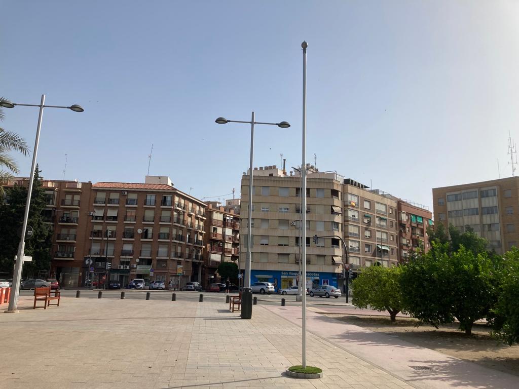 Así luce el mástil en el que se colocó la bandera arcoíris