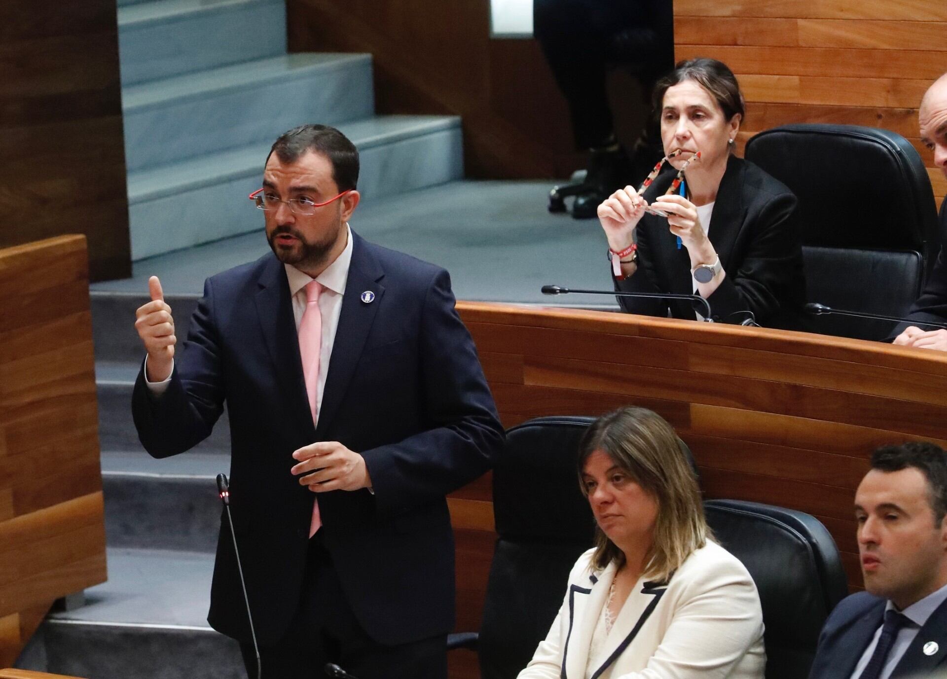 Un momento de la intervención de Barbón durante el pleno de este martes en al Junta General.