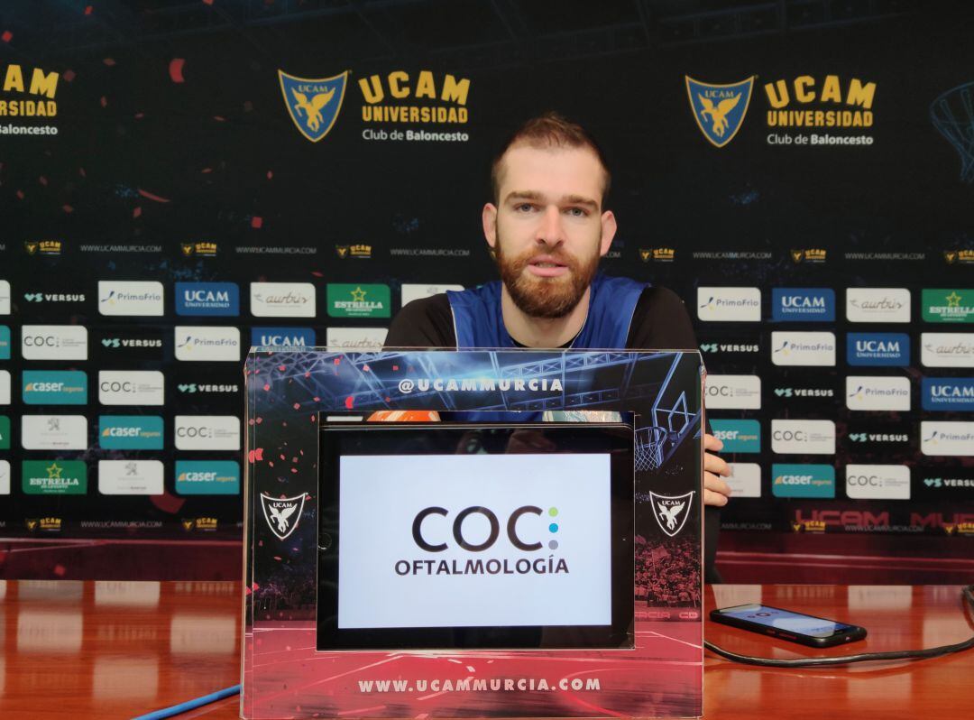 Nemanja Radovic en sala de prensa