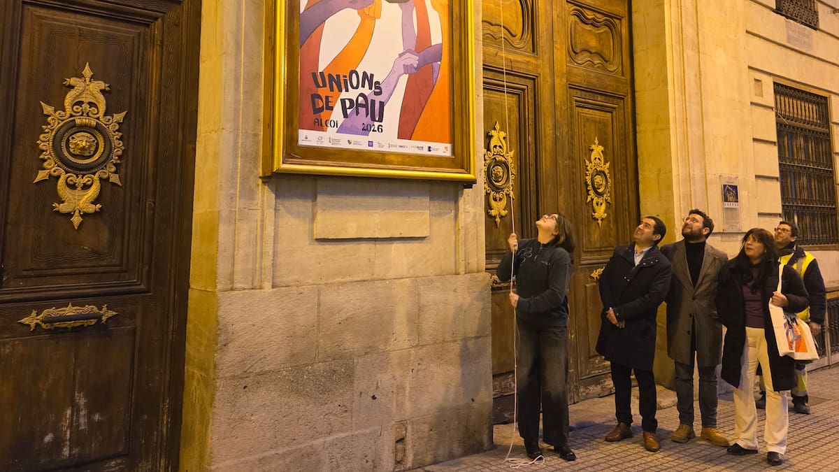 Los actos con motivo del 8 de marzo se inician con el descubrimiento del cartel en la fachada del Ayuntamiento