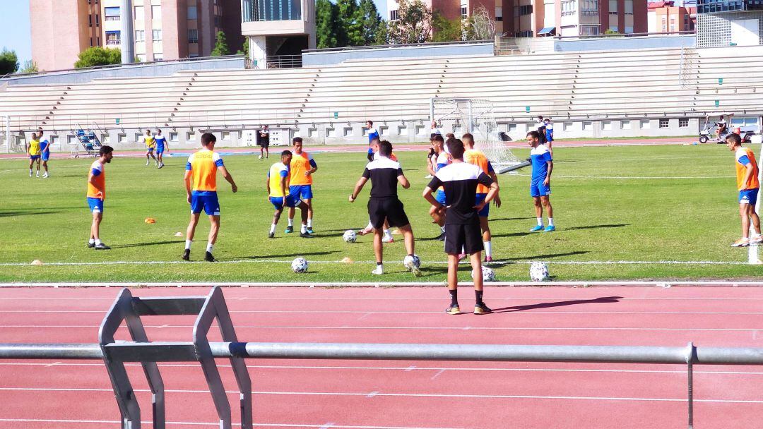 Los jugadores del Hércules entrenandose en la pista de atletismo