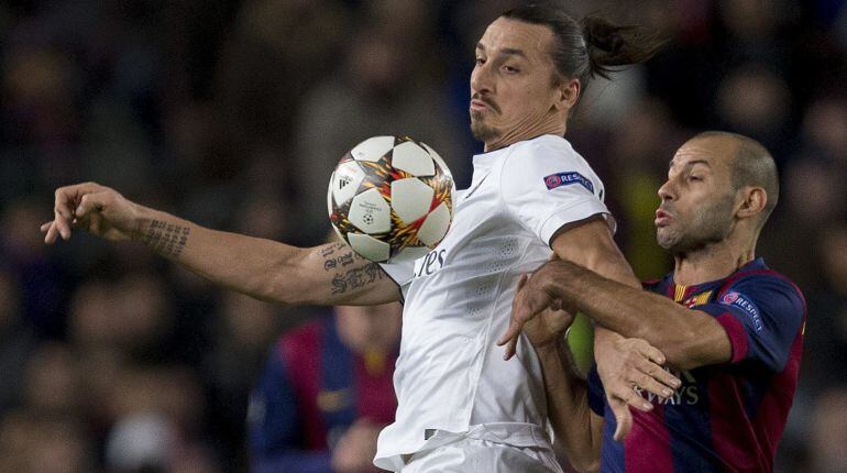 El defensa argentino del FC Barcelona Javier Mascherano lucha el balón con el sueco Slatan Ibrahimovic, del Paris Saint-Germain.