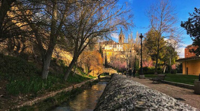 Río Huécar a su paso por el parque al que da nombre con la iglesia del Salvador al fondo.