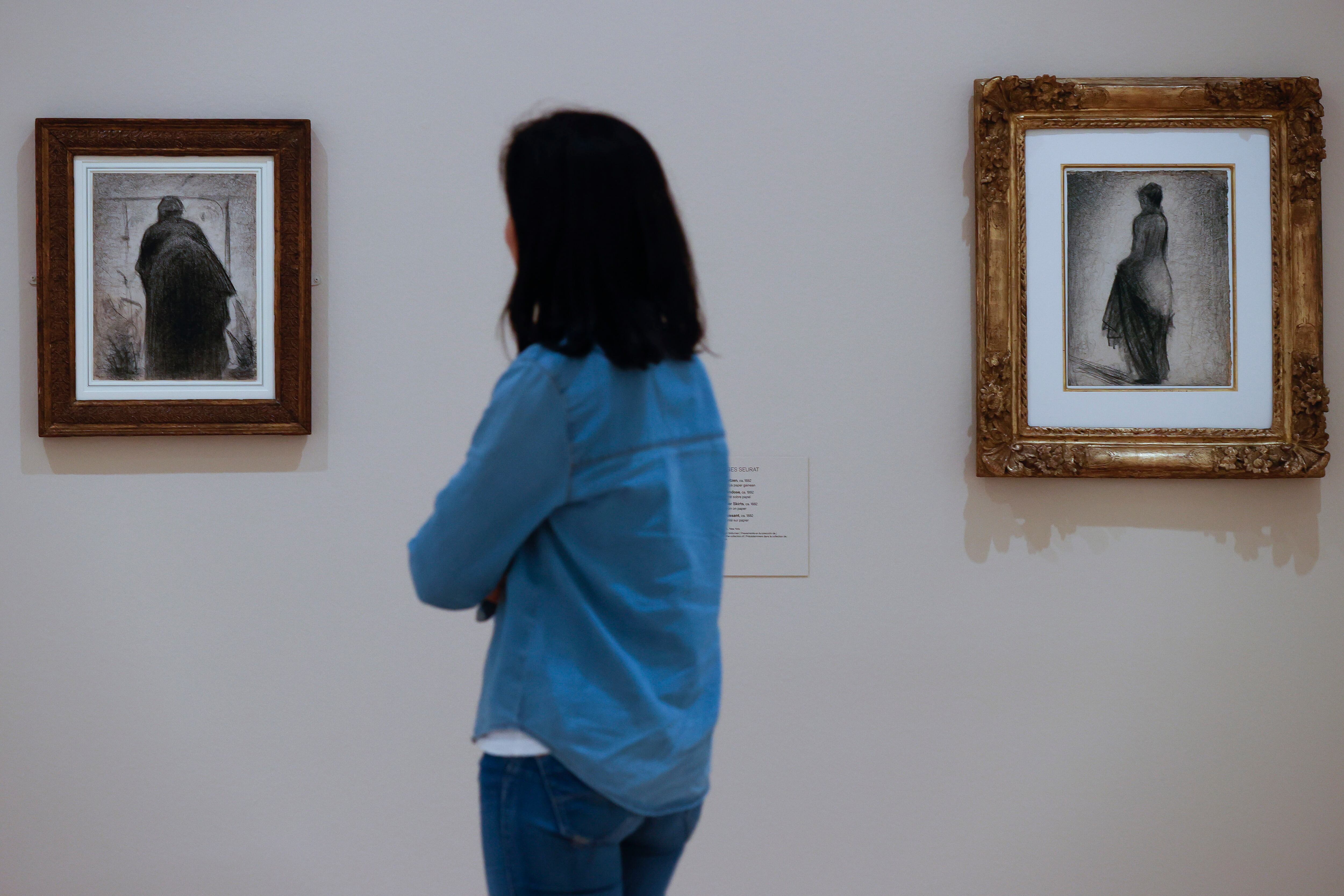 GRAFCAV6199. BILBAO, 08/06/2022.- El Museo Guggenheim Bilbao ha presentado este miércoles "Serra/Seurat. Dibujos", una exposición que reúne una selección de 22 dibujos del maestro de finales del siglo XIX Georges Seurat, que a su vez dialogan con los dibujos del escultor Richard Serra, gran admirador del anterior. EFE/Miguel Toña