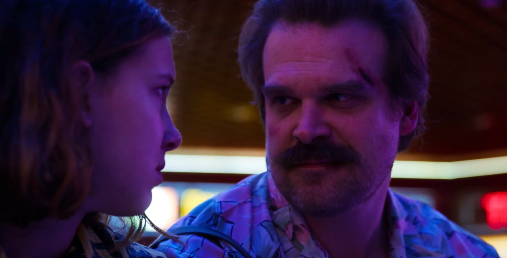 Millie Bobby Brown y David Harbour en Stranger Things.