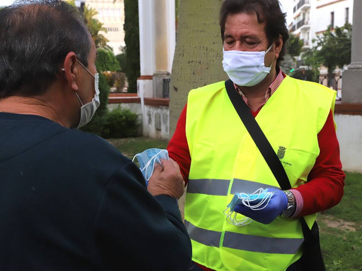 Nuevo aviso contra los incívicos que tiran mascarillas al suelo