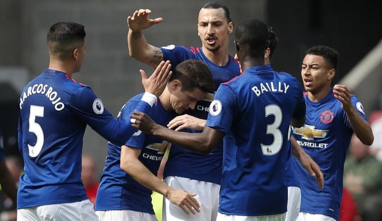 Los jugadores del United celebran el gol de Ibrahimovic