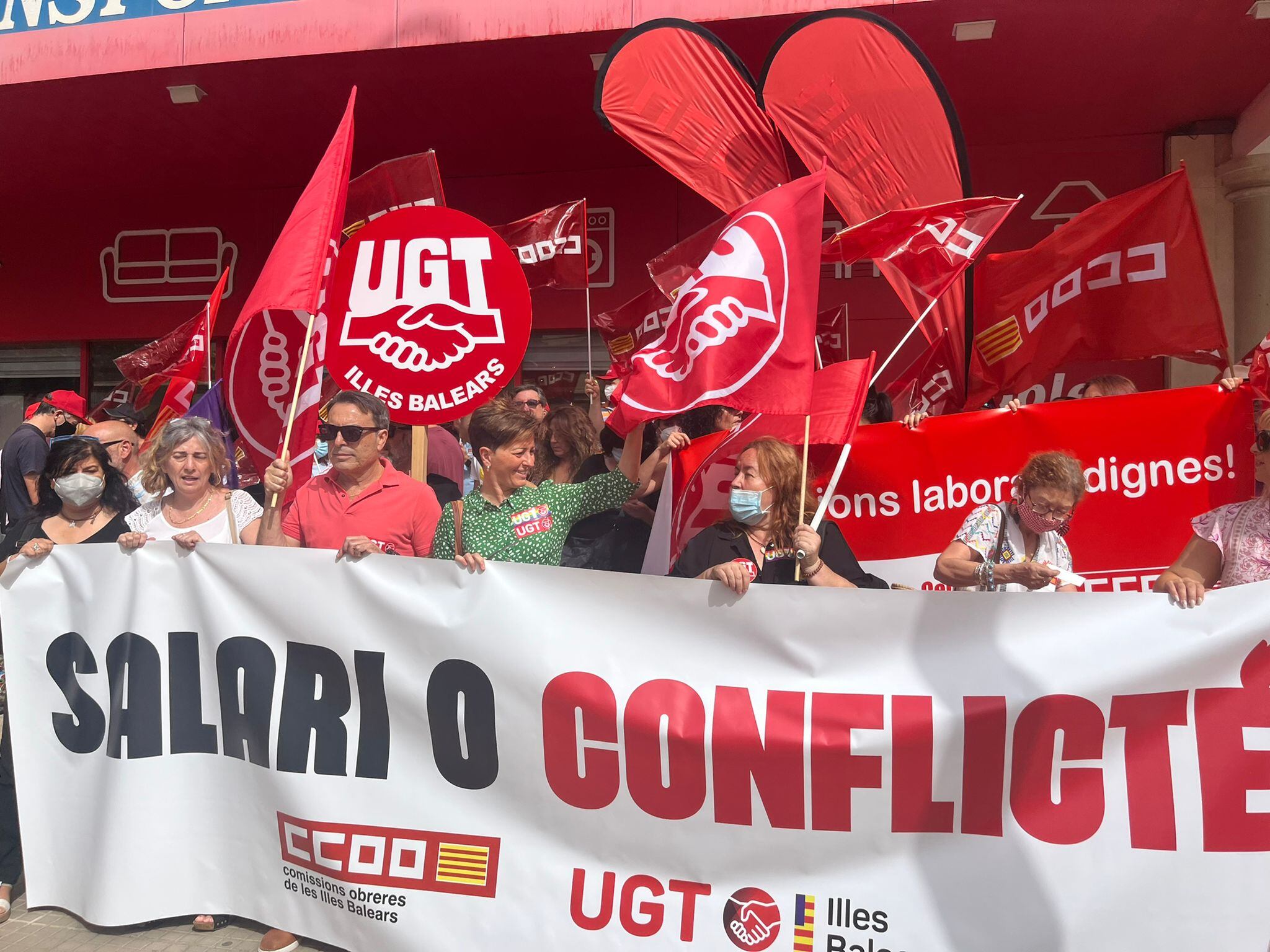 Representantes de UGT y CCOO se concentran frente a CAEB para pedir que se aumenten los salarios.