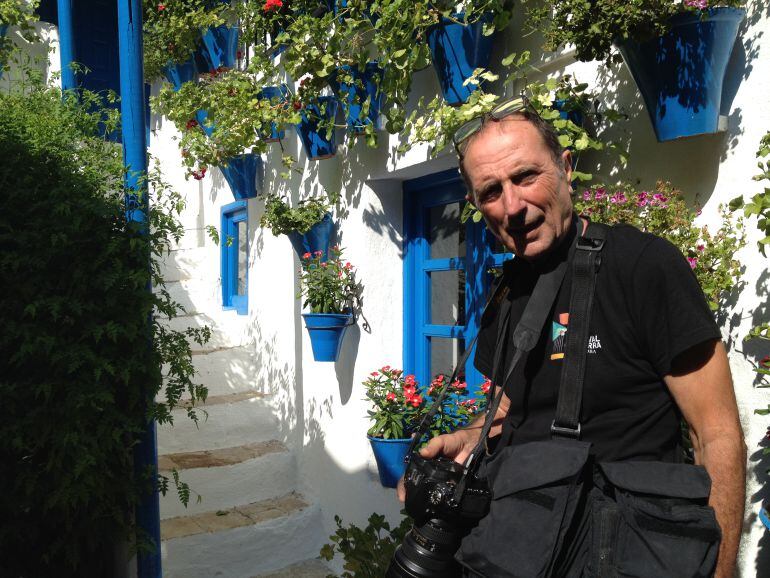 El fotógrafo Toni Blanco en el patio de la calle Trueque 4