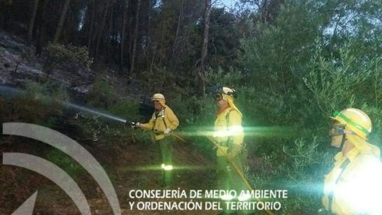 Efectivos del Plan Infoca trabajan en la extinci&oacute;n del incendio de La Puerta de Segura