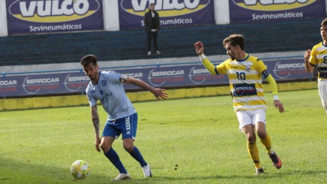 Bello controla un balón junto al capitán del Coria