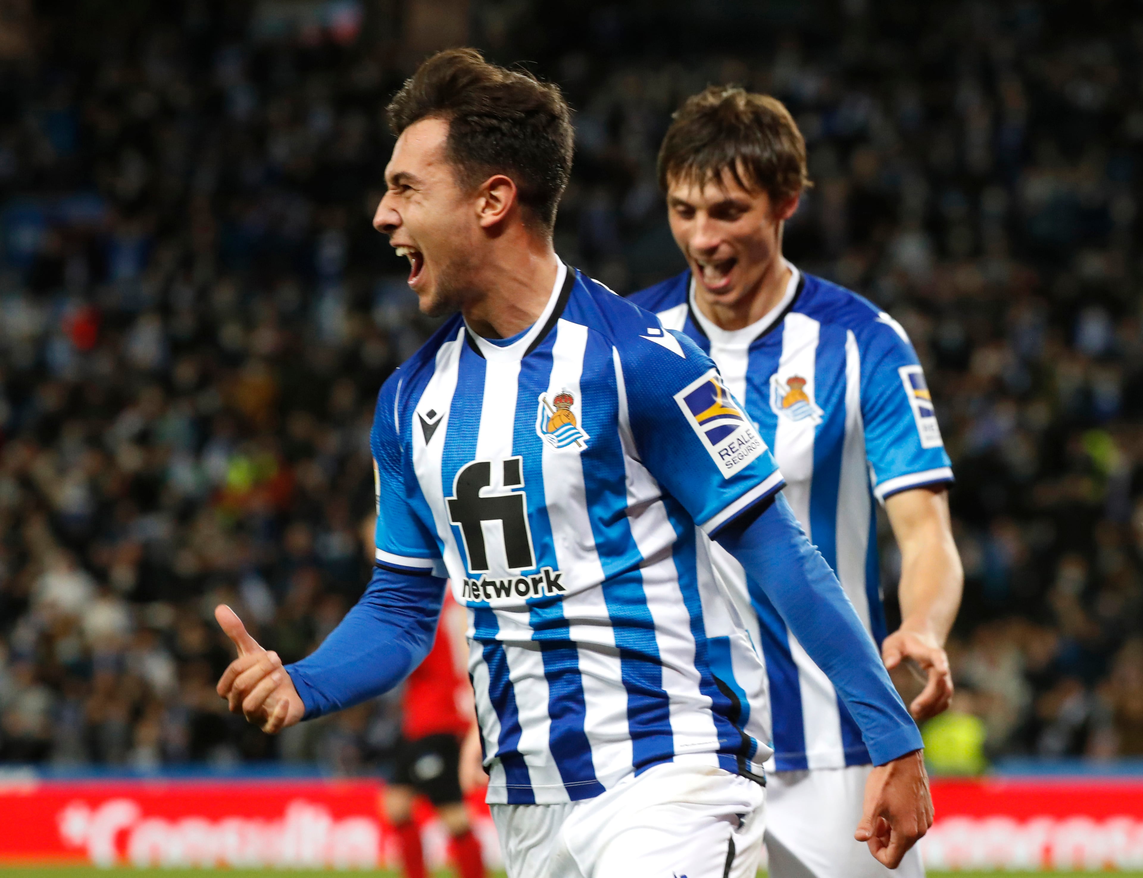 SAN SEBASTIÁN, 13/03/2022.- El centrocampista de la Real Sociedad, Martín Zubimendi, celebra el primer gol del equipo donostiarra durante el encuentro correspondiente a la jornada 28 de primera división que disputan hoy Domingo frente al Alavés en el Reale Arena de San Sebastián. EFE / Javier Etxezarreta.