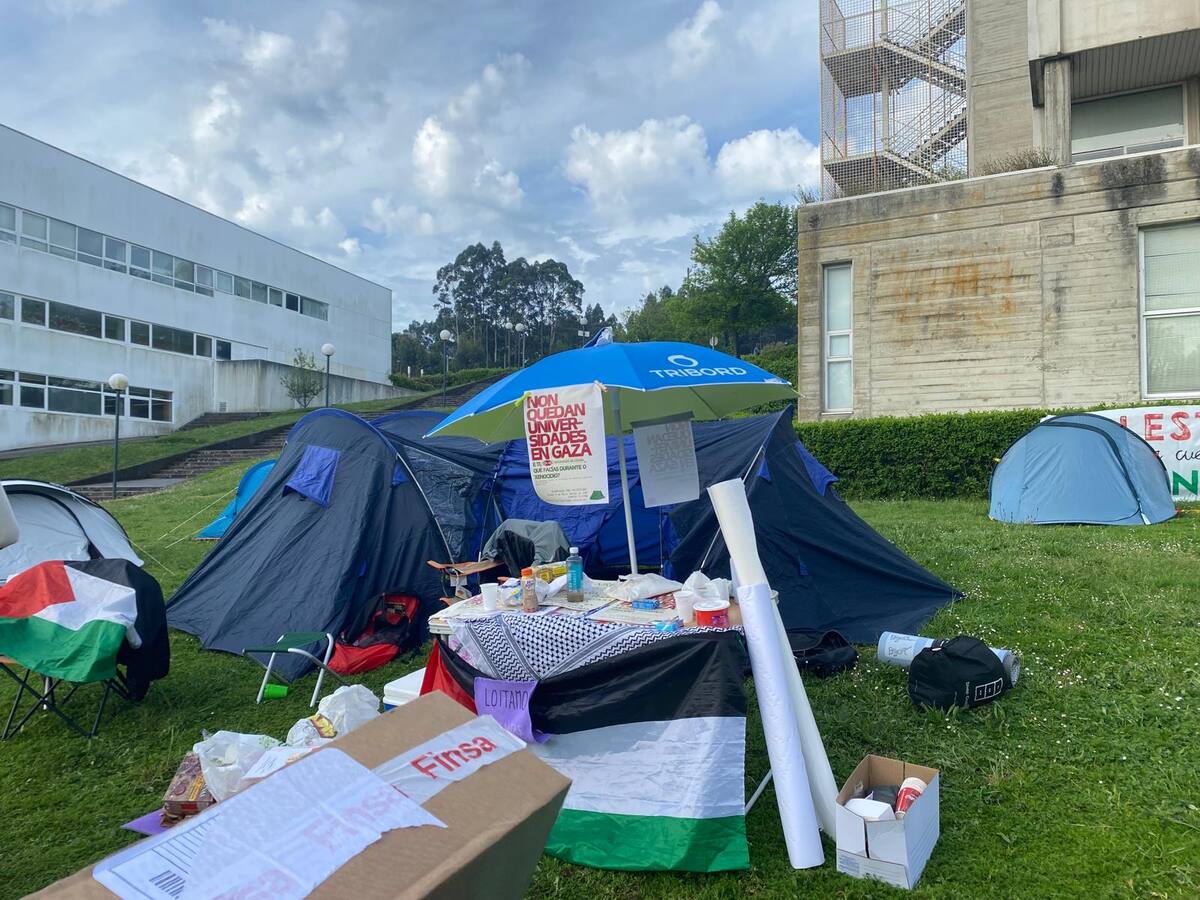Los estudiantes de Educación de la UDC son los primeros en acampar en apoyo a Palestina