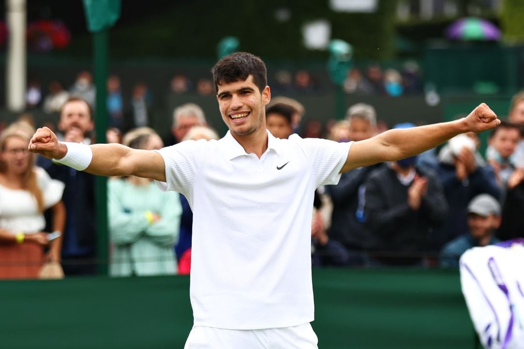 Carlos Alcaraz celebra su primera victoria en Wimbledon