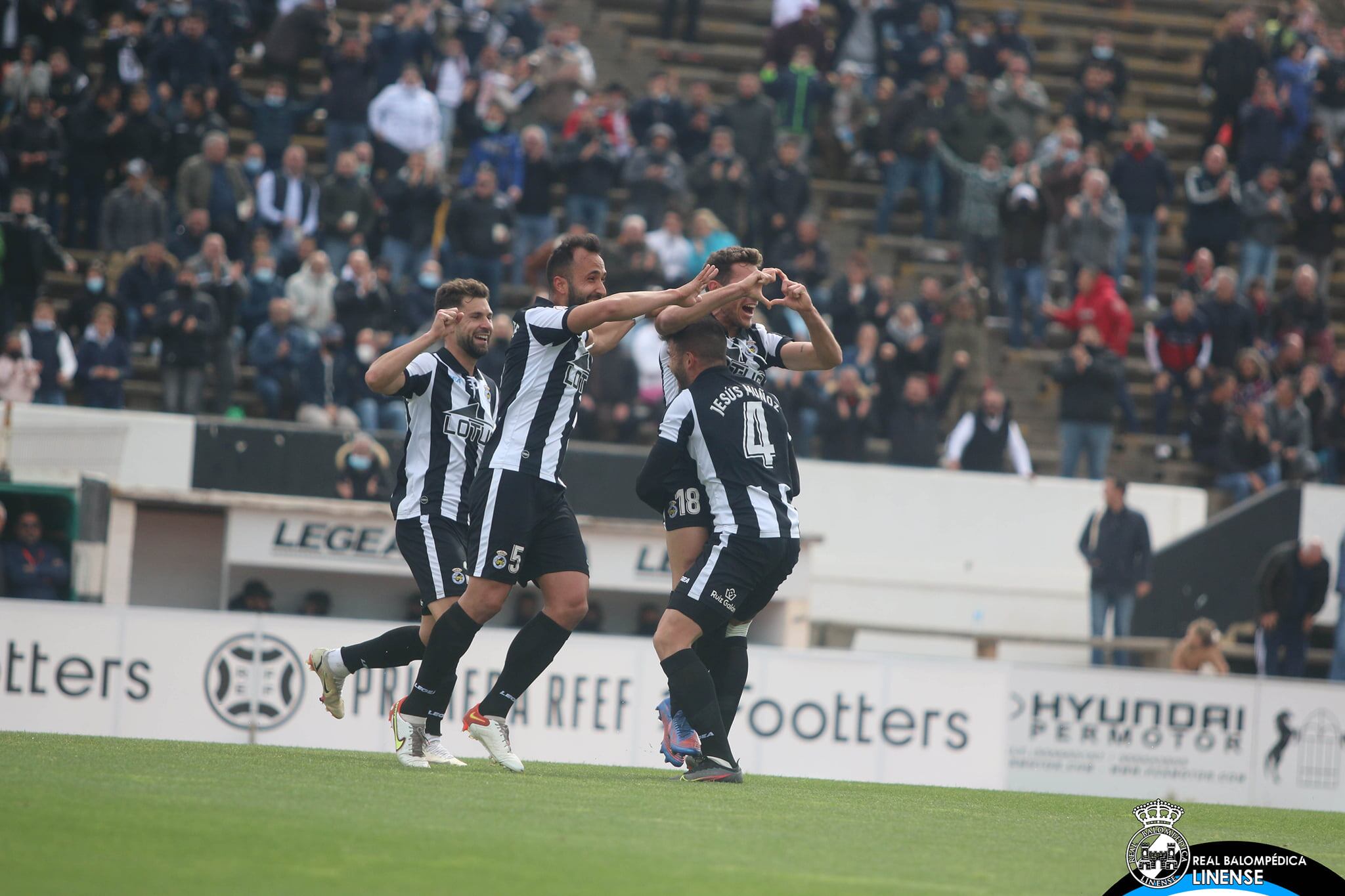 La plantilla celebra un gol