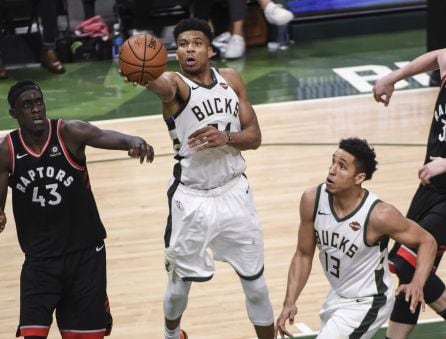 Giannis Antetokounmpo en un partido ante los Raptors.