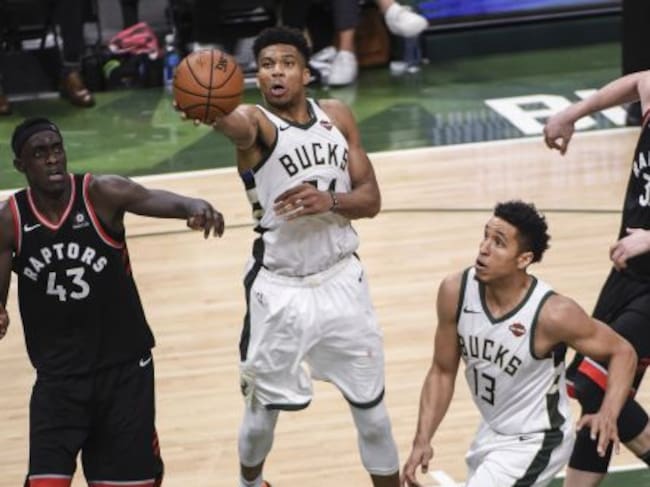 Giannis Antetokounmpo en un partido ante los Raptors.