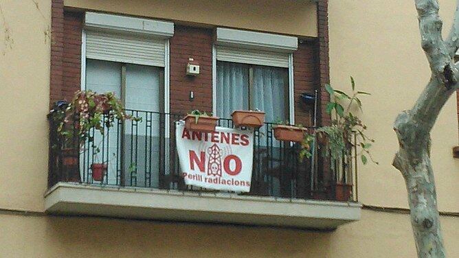 Els veïns protesten per les antenes de telefonia mòbil a la Rambla Volart de Barcelona