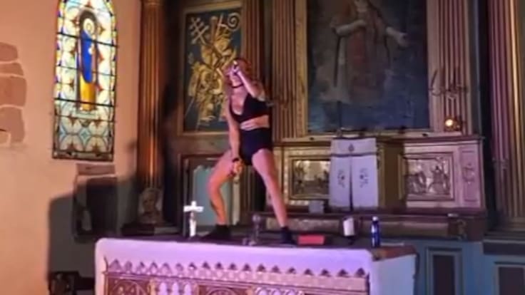 Abogados Cristianos denuncia a la humorista Ane Lindane por "simular una masturbación" con un crucifijo en un altar