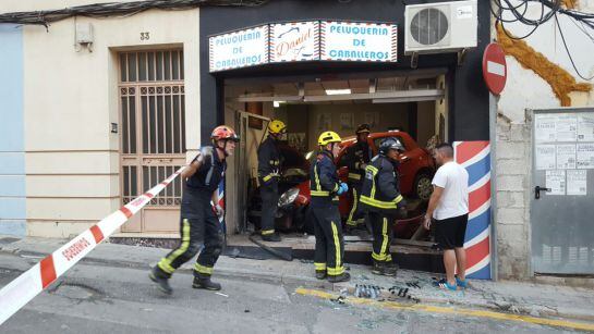 Una dotación de los bomberos de Jaén intervienen durante el accidente.