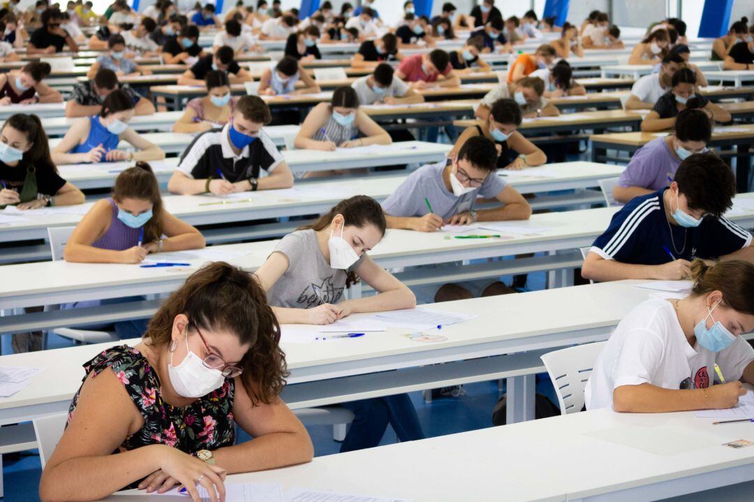 Varios alumnos examinándose en la Universidad. 