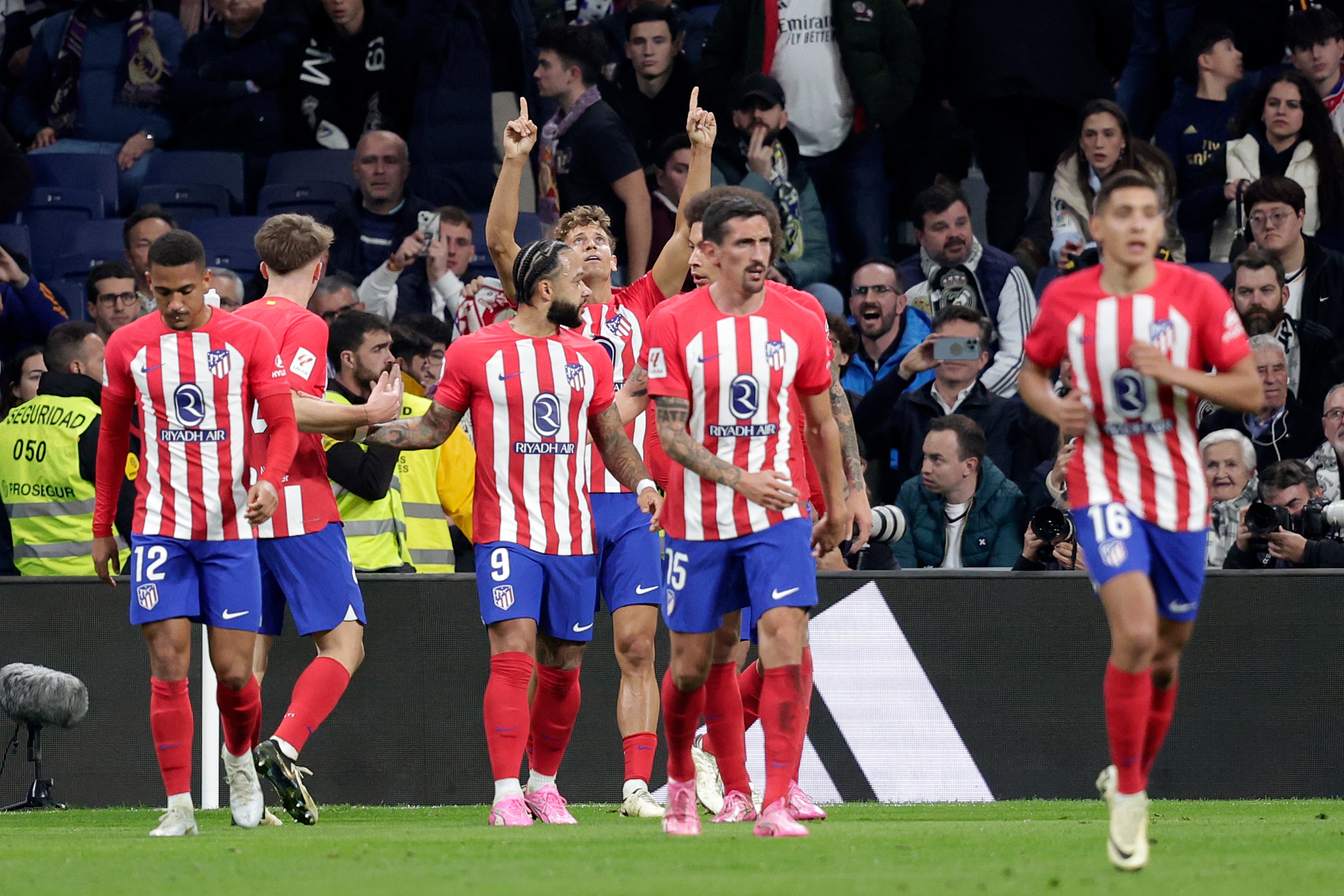 Marcos Llorente celebra con sus compañeros el 1-1 del Atlético de Madrid en el Estadio Santiago Bernabéu en el tiempo de descuento. (Photo by David S. Bustamante/Soccrates/Getty Images)