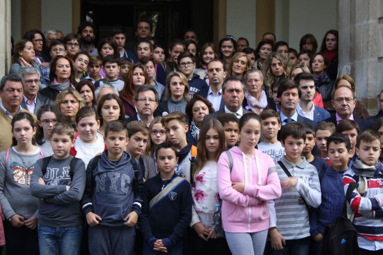 El ayuntamiento de Sevilla rinde homenaje a las víctimas de Paris También ha rechazado la violencia de género 
 