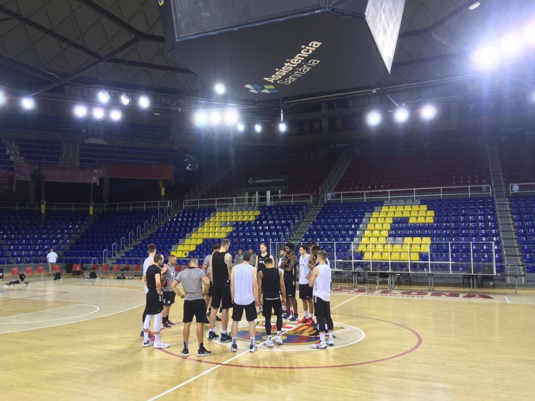 Los jugadores de Bilbao Basket, antes del inicio del encuentro en el Palau